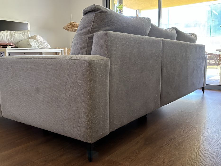 Sofá grande cinzento com chaise longue