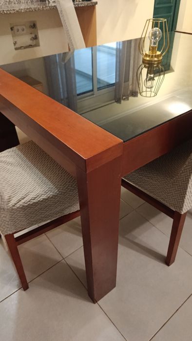 1 Mesa em Cerejeira e Vidro Escuro + 6 Cadeiras