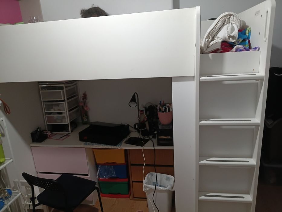 Cama dupla solteiro , secretária,  arrumação