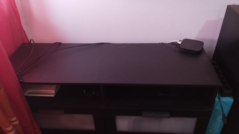 Móvel TV preto com 2 gavetas enormes para arrumação