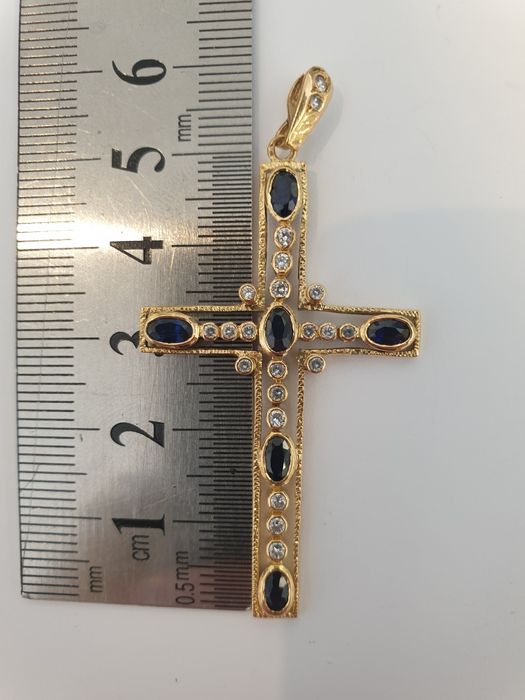 Cruz em ouro com brilhantes
