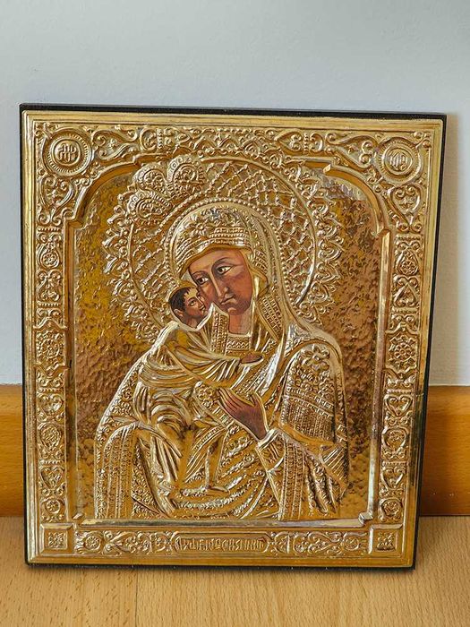 Quadro antigo representando a mãe de Deus