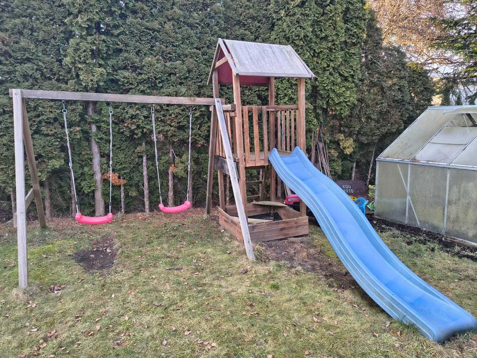 Plac zabaw, domek, zjeżdżalnia