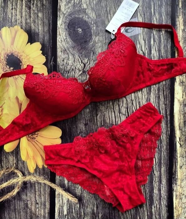 Красный ажурный комплект белья 75 B