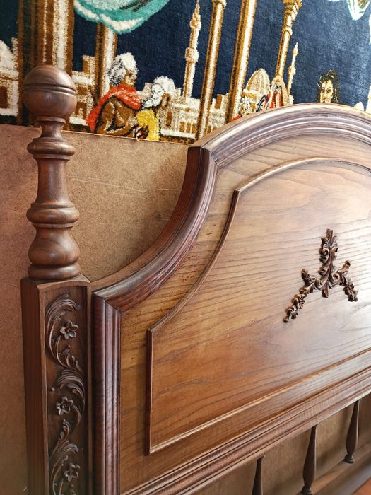 Mobiliário Quarto de casal vintage, cama, comoda com espelho e duas me