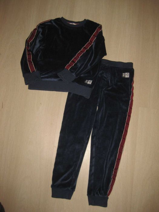 6-7 років, велюровий спортивний костюм синього кольору з лампасами