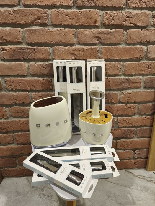 Nowy zestaw SMEG noże beżowe  blok i stojak na sztućce beżowy SMEG