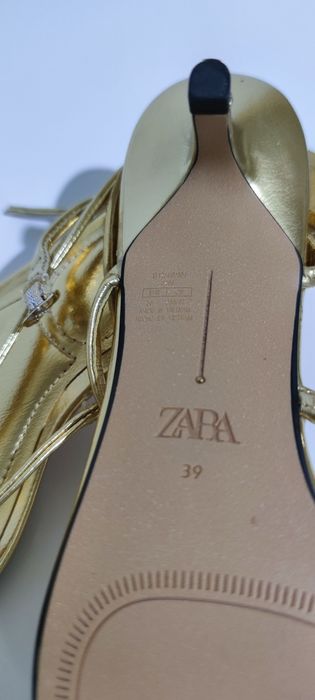 Босоніжки ZARA. Розмір 39. Колір золотистий.