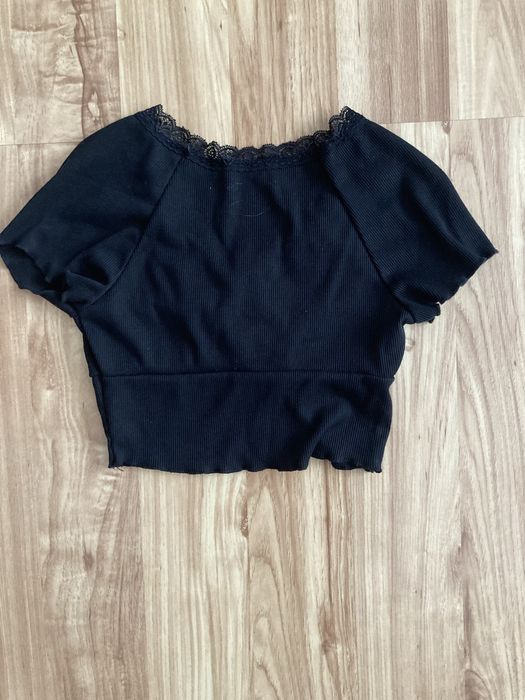 Czarny crop top dla nastolatki