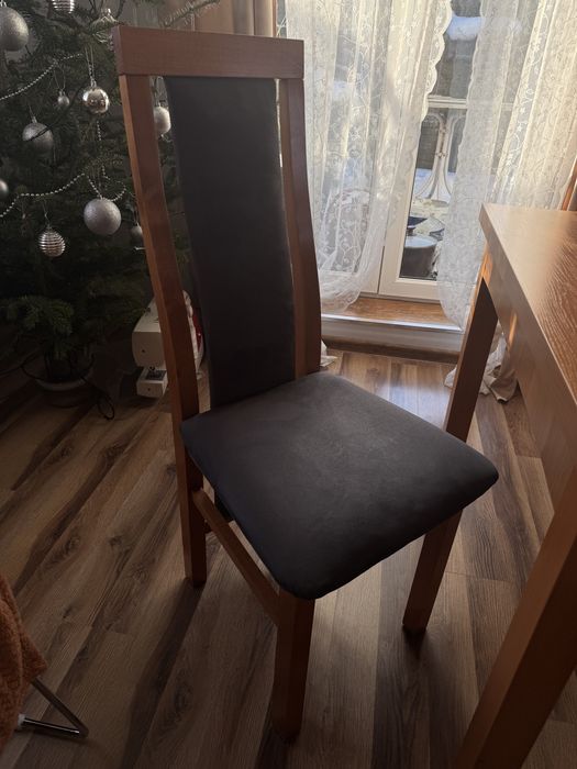 Duży stół z krzesłami