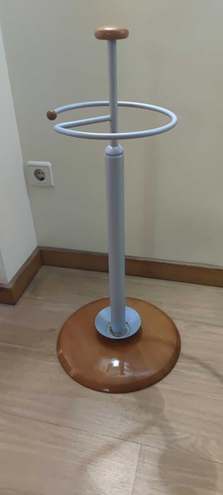 Bengaleiro para guarda chuvas em bom estado