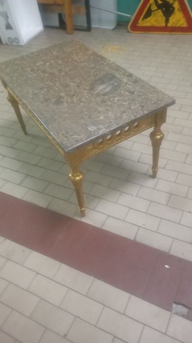 Mesa de centro, com tampo em mármore e estrutura em madeira maciça dourada