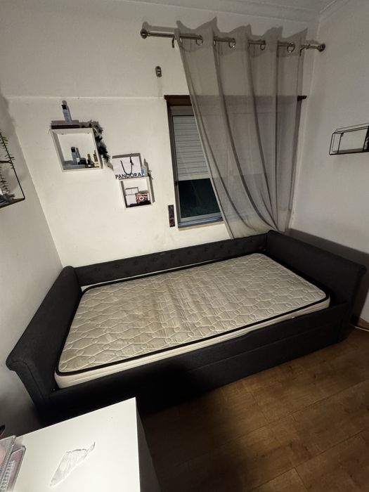 Cama Belliani de solteiro usada mas como nova