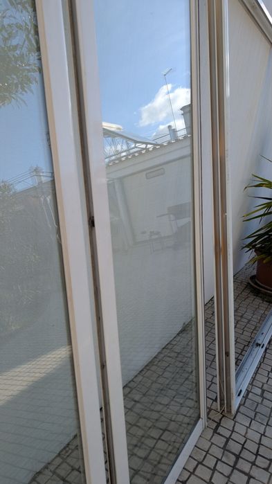 Caixilharia de alumínio com vidros duplos de correr 2,03x1,43 m