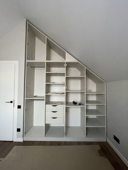 Шафа в мансарду на замовлення