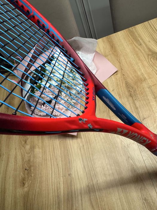 Yonex VCORE 95 Tango Red – rakieta tenisowa L2