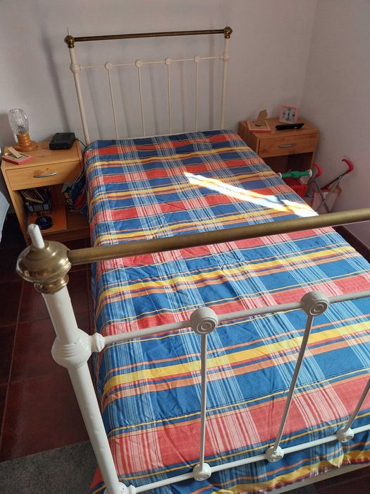 Cama de ferro fundido antiga completa (colchão incluindo "praticamente novo")