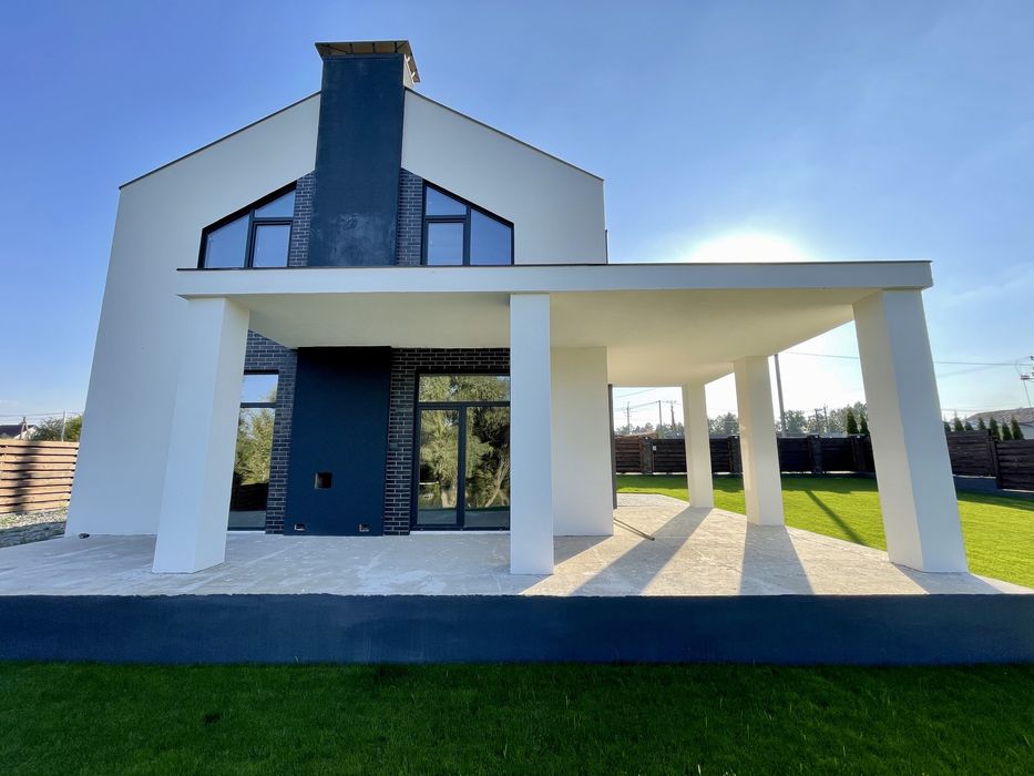 Будинок з терасою біля озера неподалік Бучанського парку