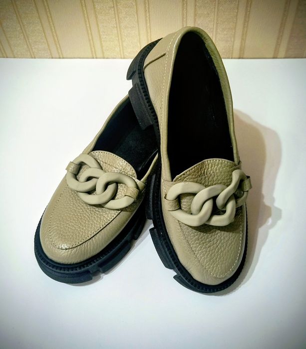 Зелені фісташкові м'які туфлі лофери з ланцюжком