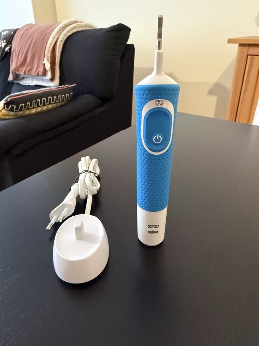 Escola elétrica azul Oral-B Vitality Pro (da Braun) com carregador original