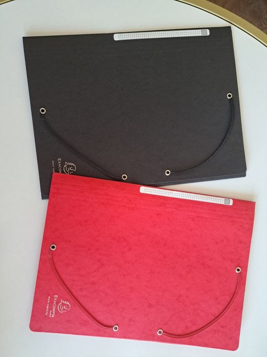 Dwie teczki papierowe na dokumenty