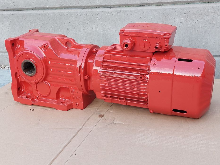 Motoreduktor kątowy 1.1kw.  24obr. z hamulcem.  SEW