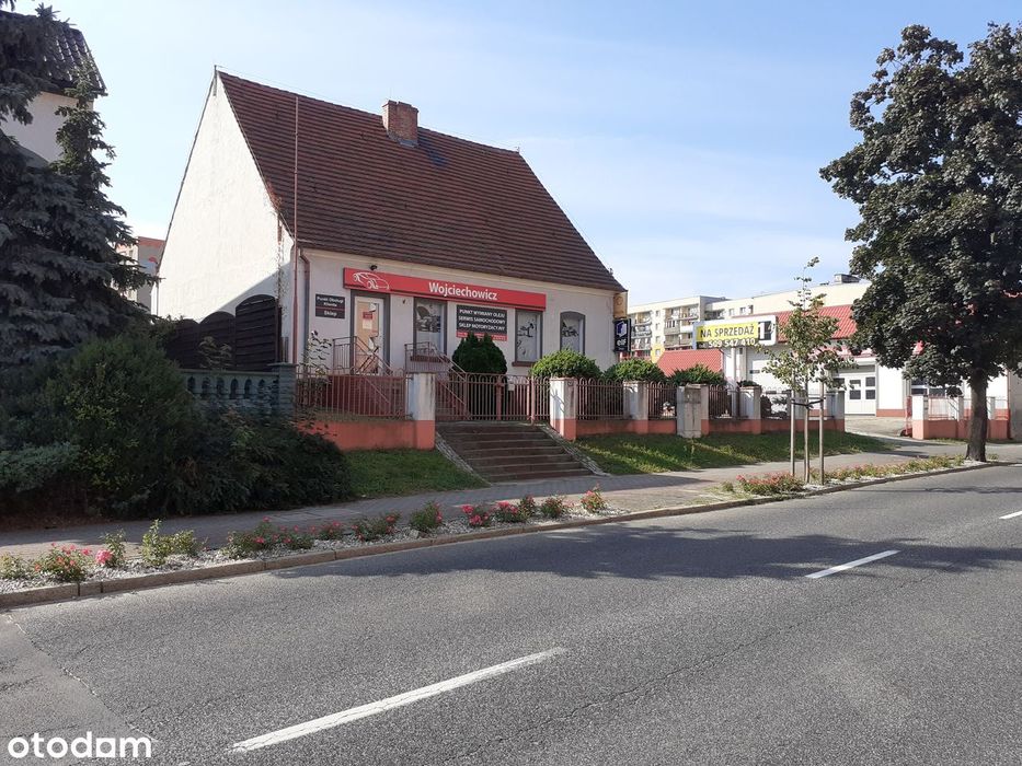 Budynki usługowo-handlowe w centrum miasta . Po serwisie samochodowym.