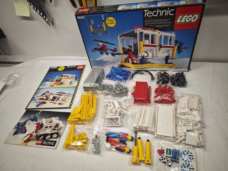 Lego Technic 8680 "Arctic Rescue Base"; 1986; [181]