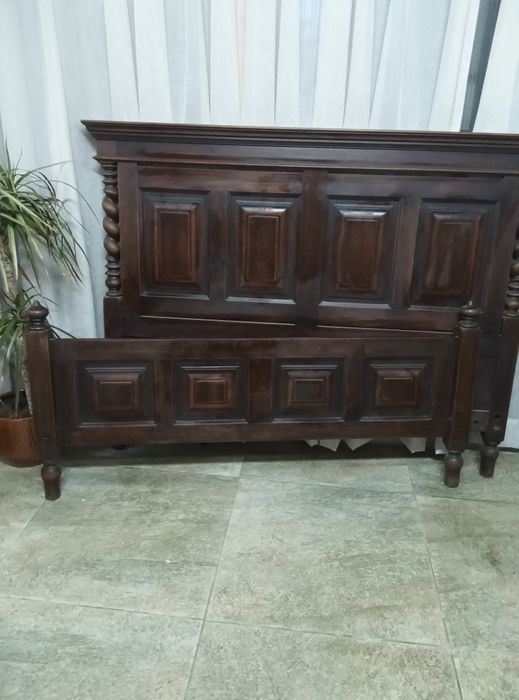 Cama de casal de mogno