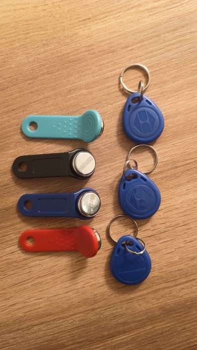 Brelok, pestka, klucz RFID.
