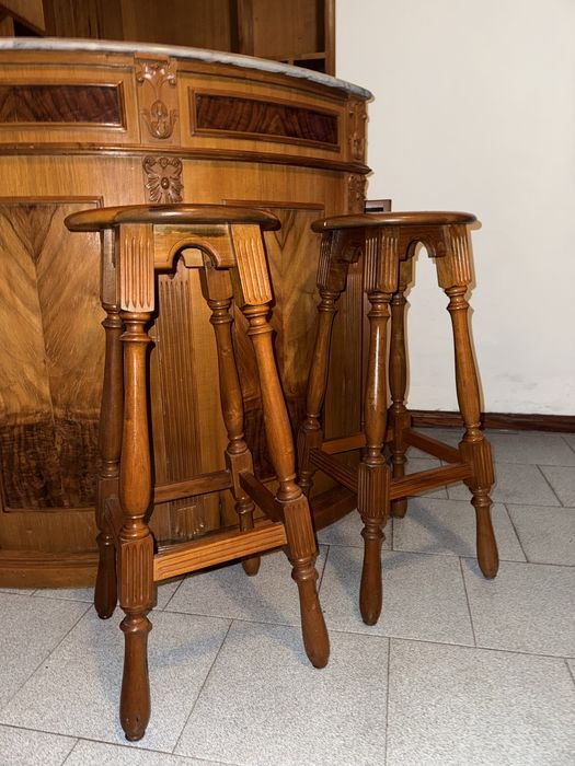 Bar de canto em madeira maciça com tampo em mármore + 2 bancos
