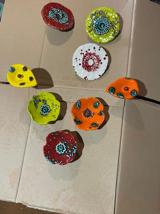 Sardinhas , suporte colher, borboletas entre muitas outras peças