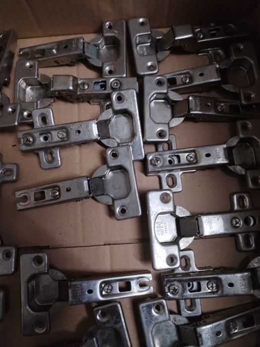 Dobradiças para Portas de Cozinha