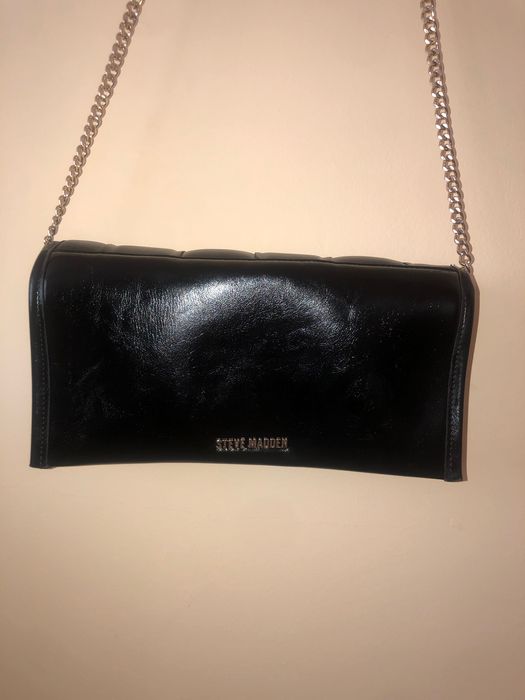 -74% Steve Madden czarna torebka kopertówka na ramię na łańcuszku