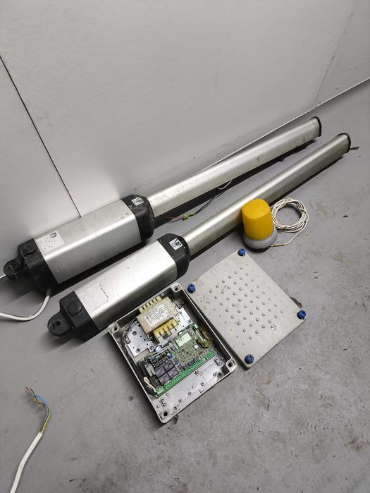 Napęd do bramy dwuskrzydłowej Bft Libra C MA (nice siłowniki