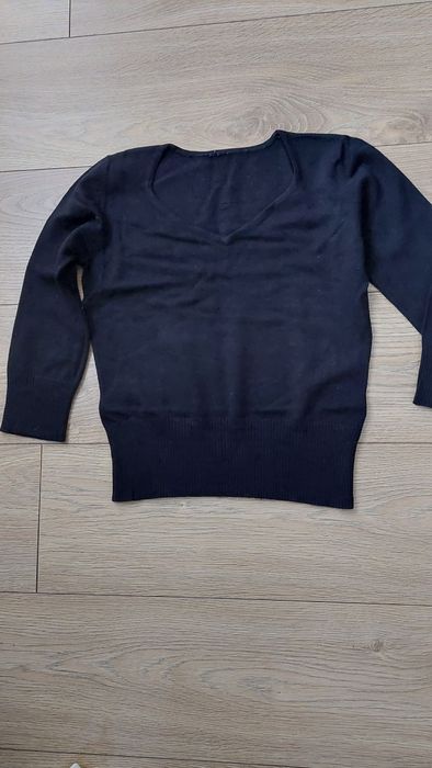 Czarny sweter damski