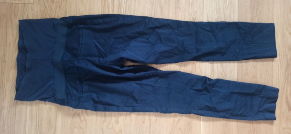 Granatowe ciążowe spodnie marki H&M