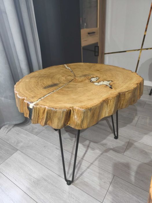 Stolik kawowy z plastra drewna Dąb, styl loft, żywica plus kamienie