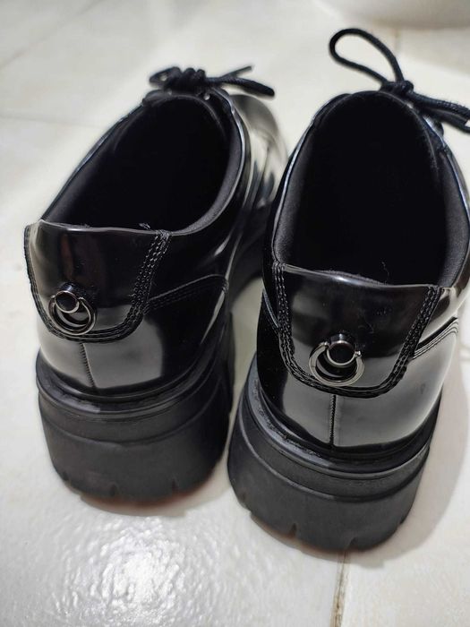 Sapatos pretos verniz estilo "Oxford"