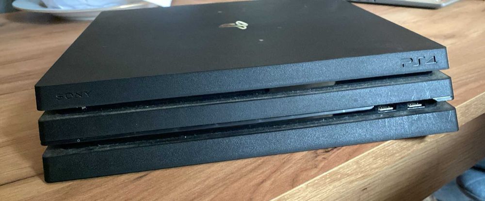 PlayStation 4 Pro 1TB I A funcionar bem
