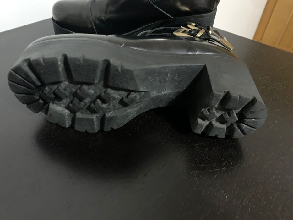 Botas pretas, em pele envernizada, tamanho 38