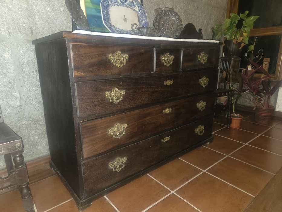 Cómoda em madeira antigs