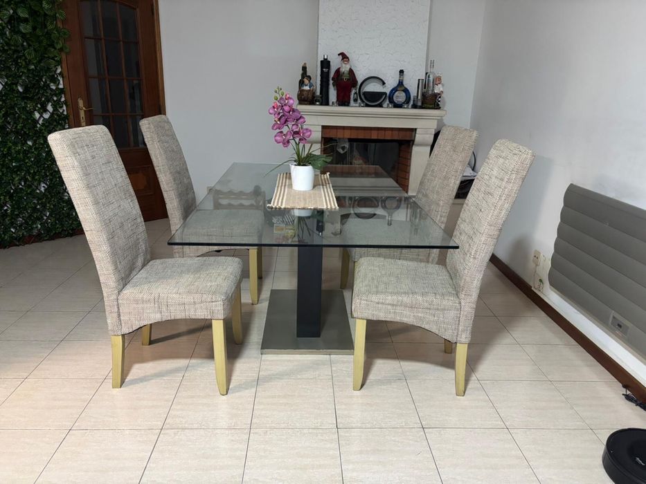 Mesa com quatro cadeiras novas