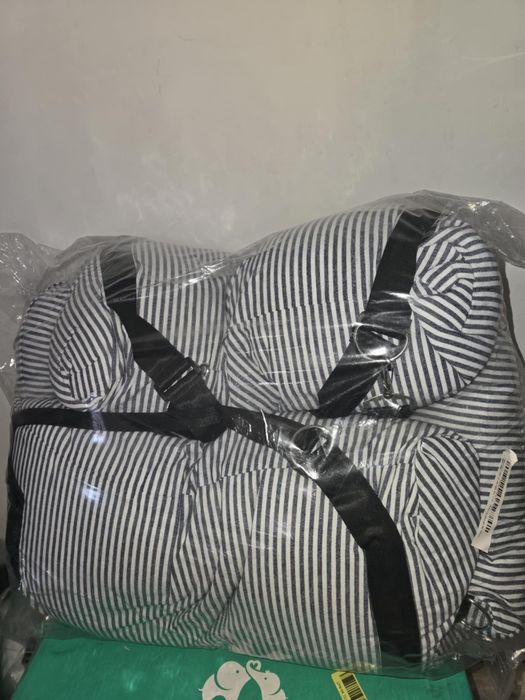 Nowy fotelik samochodowy do psa.