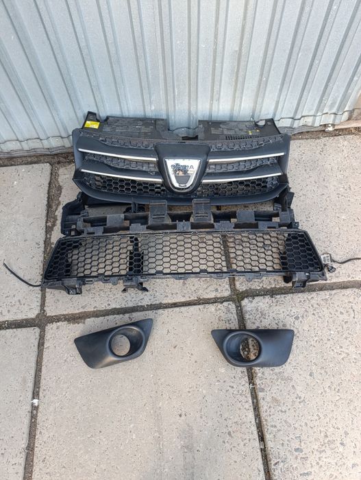 Решітка радіатора бампера Logan mcv логан2  мсв