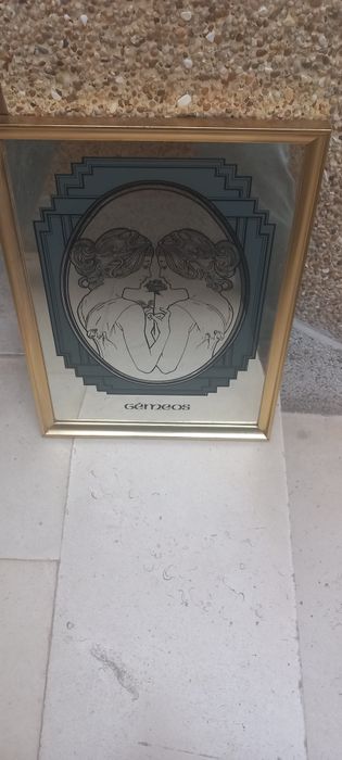 Quadro com moldura dourada,do signo gémeos...