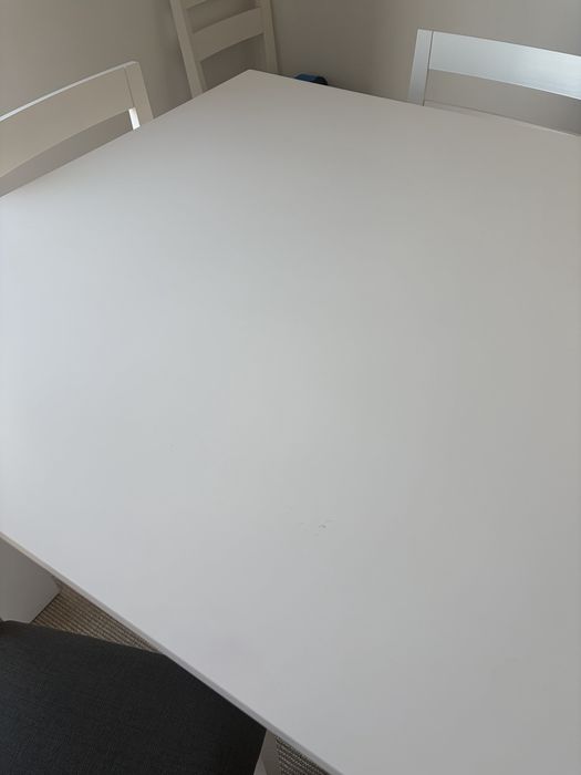 Mesa e cadeiras brancas