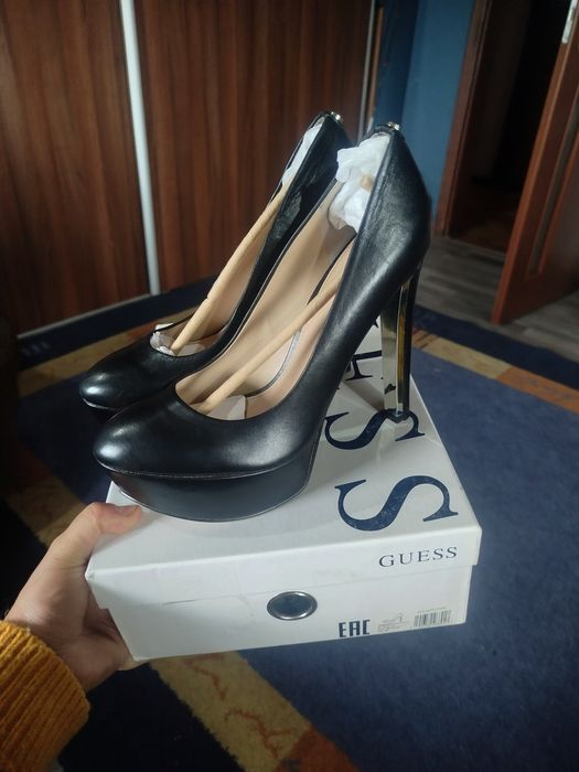 Szpilki skóra Guess rozmiar 39