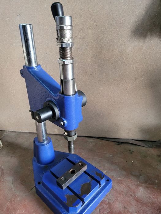 Прес для люверсов