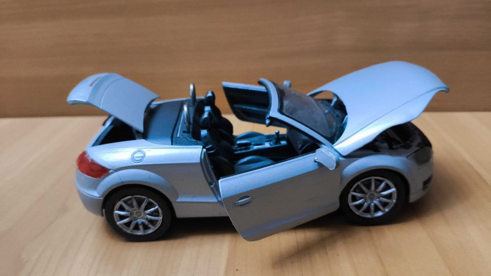 Іграшкова машинка Audi TT 1.24 Hongwell